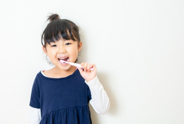 歯磨きする子供